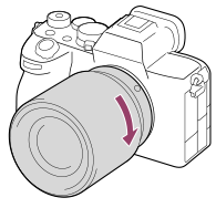 Illustratie die weergeeft hoe u de lens rechtsom draait met de camera naar u toe gekeerd