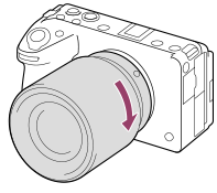 Ilustracija, ki prikazuje, kako zavrteti objektiv v smeri urinega kazalca, ko je fotoaparat obrnjen proti vam.
