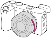 Illustrazione indicante come ruotare l'obiettivo in senso orario con la fotocamera rivolta verso di sé