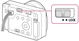 Illustration, som angiver positionen af LOCK-kontakten