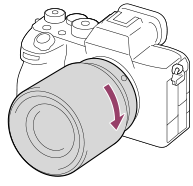 Ilustracija koja pokazuje kako da okrenete objektiv u smeru kazaljke na satu sa fotoaparatom okrenutom prema vama