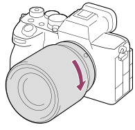 Illustratie die weergeeft hoe u de lens rechtsom draait met de camera naar u toe gekeerd