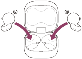 Illustration du casque inséré dans l’étui de recharge avec la partie en forme de sphère du casque tournée vers le haut