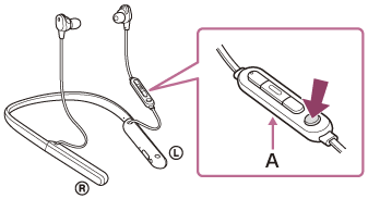 Illustration indiquant les emplacements de la touche Personnalisé et du micro (A) du composant de commande à distance sur le côté gauche