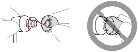 Ilustrace sejmutí koncovky sluchátka jeho otáčením směrem od jednotky sluchátka