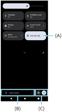 Image indiquant la vignette Scanner un code QR dans la partie centrale, A, ainsi que l’icône récemment ajoutée et les positions mises à jour des icônes dans la partie inférieure, B et C