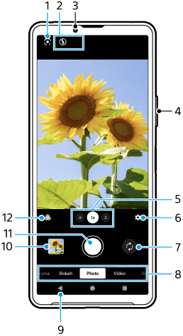 Bild, das zeigt, wo sich die einzelnen Funktionen auf dem Modusbildschirm [Foto] in der Kamera-App befinden. Oberer Bereich, 1 bis 3. Rechte Seite des Gerätes, 4. Unterer Bereich, 5 bis 12.