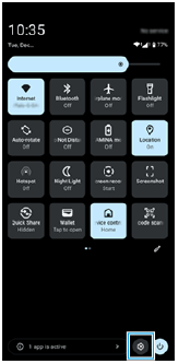 Imagen que muestra el icono de Ajustes en la parte inferior derecha del panel de Ajustes rápidos.