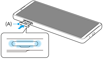 SIMカード／microSDカードトレイ挿入口の位置とカバーの四隅を示した図。