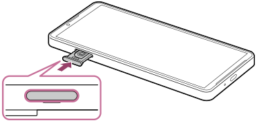 Immagine che mostra la posizione dello slot per la scheda SIM/microSD e l'orientamento del coperchio