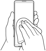 Imagen de limpiar la humedad del dispositivo con un paño de microfibra