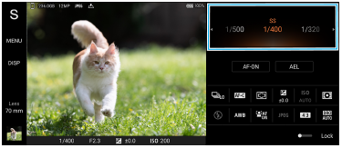 Obraz przedstawiający położenie pokrętła na ekranie gotowości aplikacji Photo Pro w trybie Priorytet szybkości migawki.