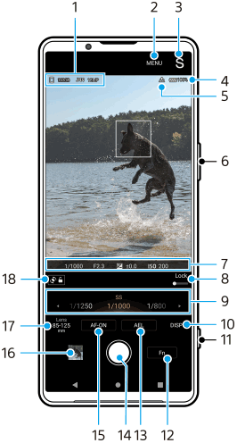 Изображение, показващо къде се намира всеки параметър на екрана за готовност на Photo Pro в режим AUTO/P/S/M в портретна ориентация. Горна област, от 1 до 5. Дясна страна на устройството, 6 и 11. Долна област, от 7 до 10 и от 12 до 18.
