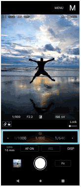 Snímek znázorňující, kde lze upravit rychlost závěrky na pohotovostní obrazovce Photo Pro v režimu ruční expozice.