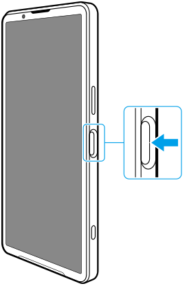Schéma předního pohledu zobrazující tlačítko napájení na pravé straně.