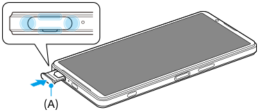 Billede, der viser, hvor åbningen for SIM-kort-/microSD-kortbakken og dækslets fire hjørner er placeret