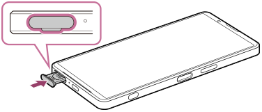 Изображение, показващо къде се намира слотът за SIM картата/картата micro SD и ориентацията на капака