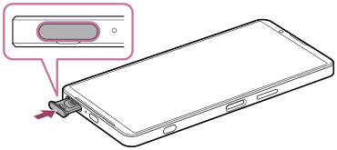 SIMカード／microSDカードトレイ挿入口の位置とカバーの向きを示す図。