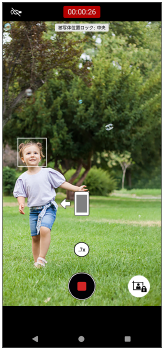 AIカメラワークモードの撮影画面で、被写体追尾方向アイコンが表示されている画面。