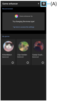 Snímek zobrazující umístění ikony nastavení v pravém horním rohu (A) vylepšení her