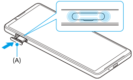 SIMカード／microSDカード挿入口の位置とカバーの四隅を示した図。