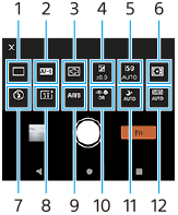 Imagem que mostra onde cada ícone está localizado no ecrã de espera do Photo Pro que é visualizado após tocar no botão Fn, no modo AUTO/P/S/M na orientação vertical. Linha superior da esquerda para a direita, 1 a 6. Linha inferior da esquerda para a direita, 7 a 12.