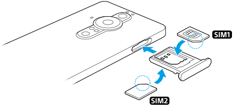 SIMカードの挿入図。本体背面から見た右側面のSIMカードトレイを引き出し、メインのSIMカードを端子が見える向きで配置、2枚目のSIMカードを端子が見える向きでSIMカードトレイの裏面に配置する。