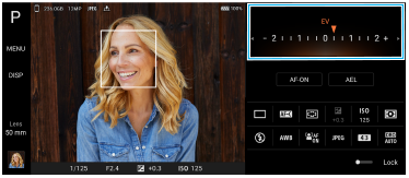 Hình ảnh hiển thị vị trí quay số được đặt trên màn hình chờ Photo Pro ở chế độ Chương trình tự động.