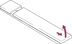 リモコンカバーは、リモコン本体の厚みがある側の背面部分を押しながら、厚みのあるほうへスライドして外します